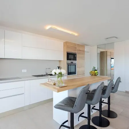 Apartment Penthouse Mimi *